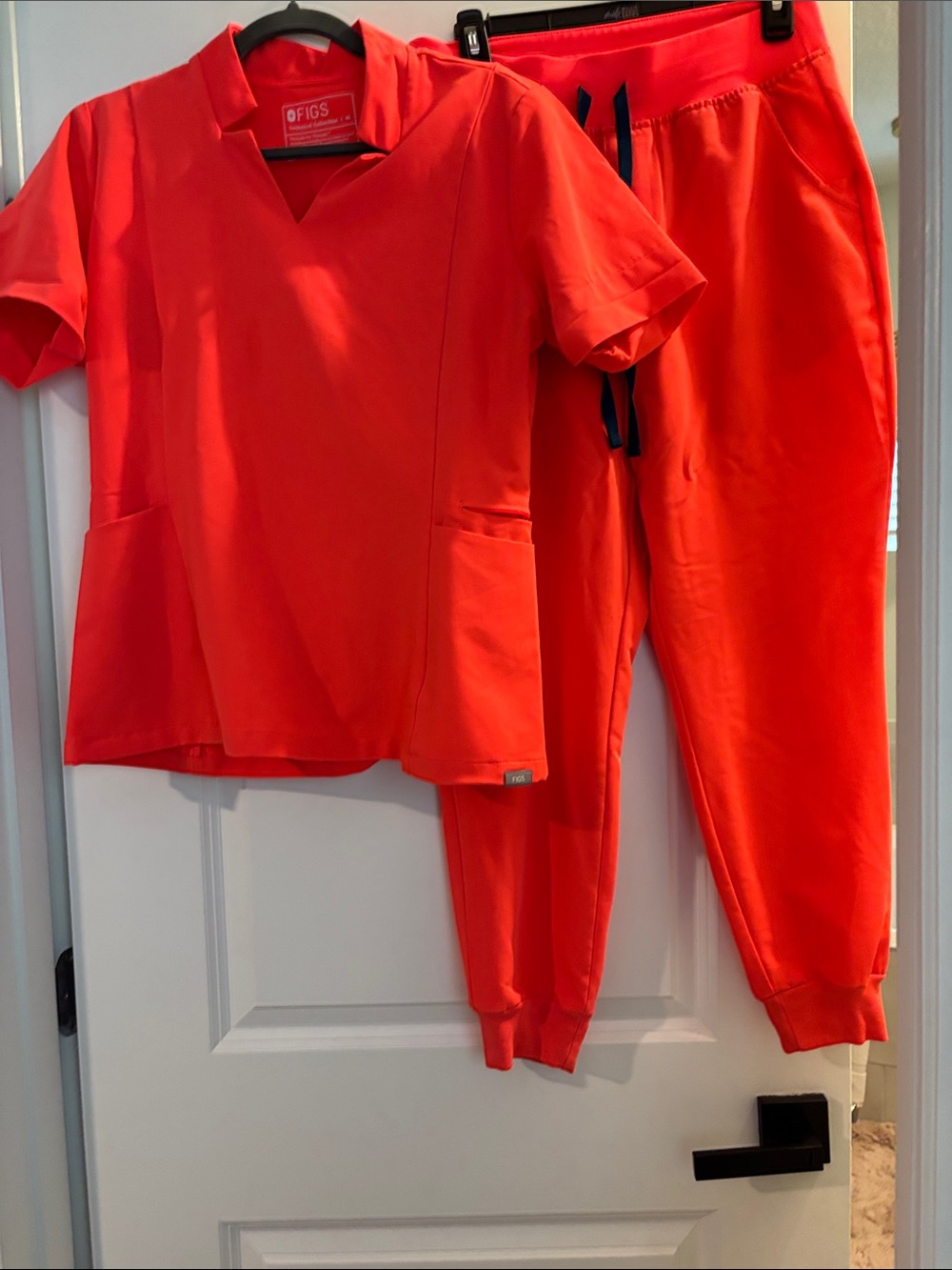Women's Fiery
Coral Inala™ -
Slim Scrub Top bottom 
M - Fiery Coral